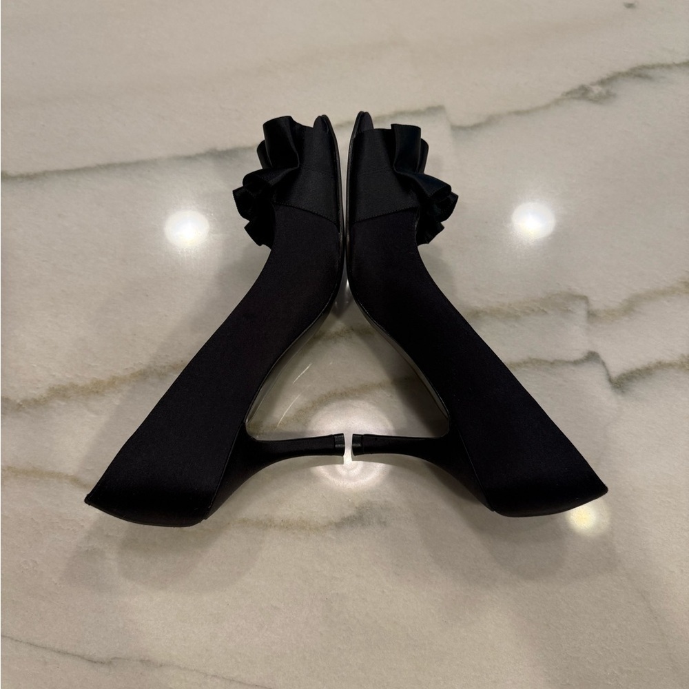 Stuart Weitzman Heels Size 6.5 Black Satin Ruffle - Picture 10 of 15